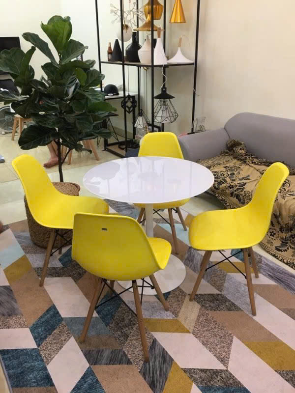 Nội thất Hùng Ngọc - Bộ Bàn Tròn Tulip 80cm Và 4 Ghế Eames Vàng-HN803