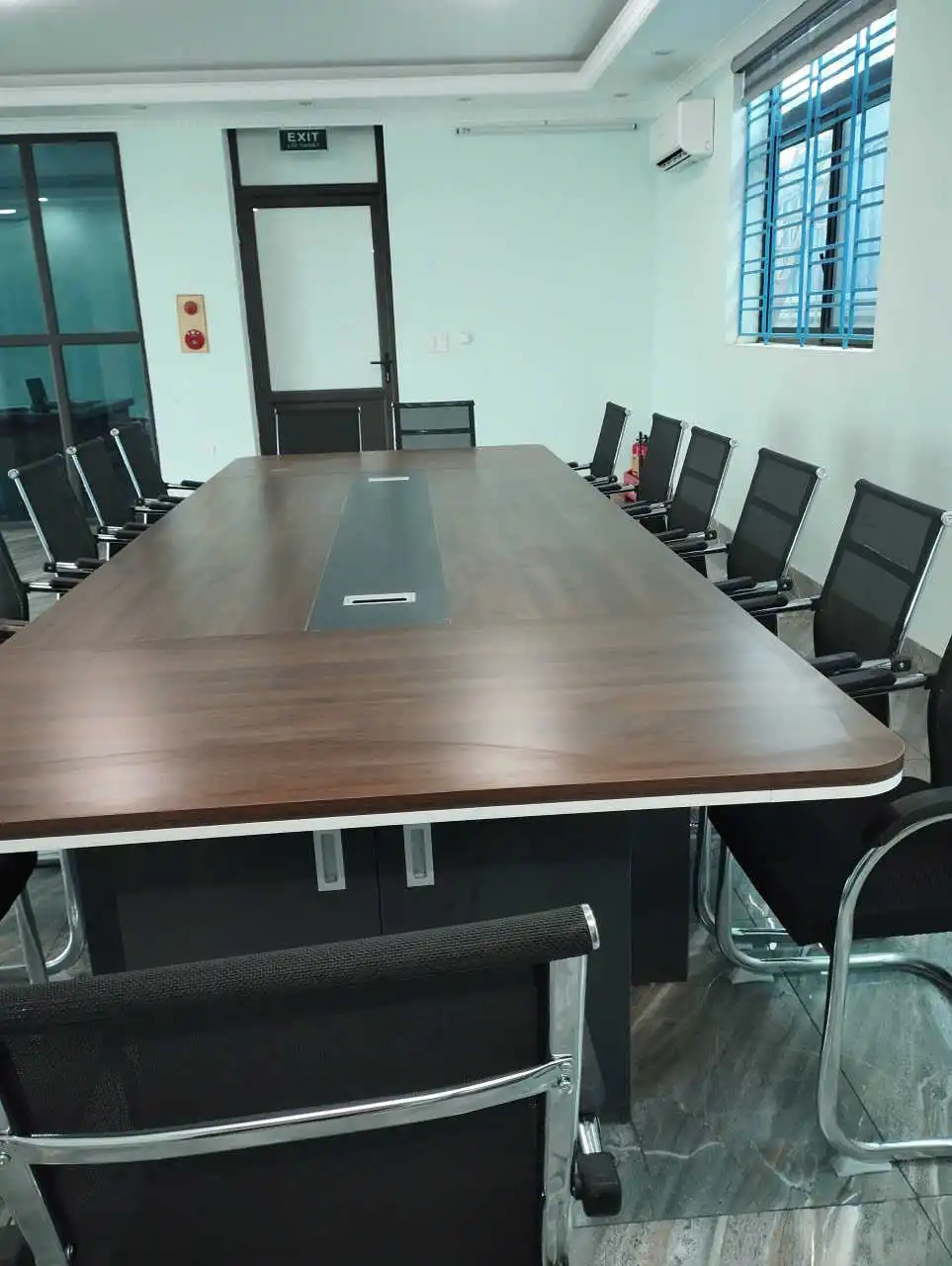 Thi công phòng họp với bàn họp và ghế chân quỳ phòng họp