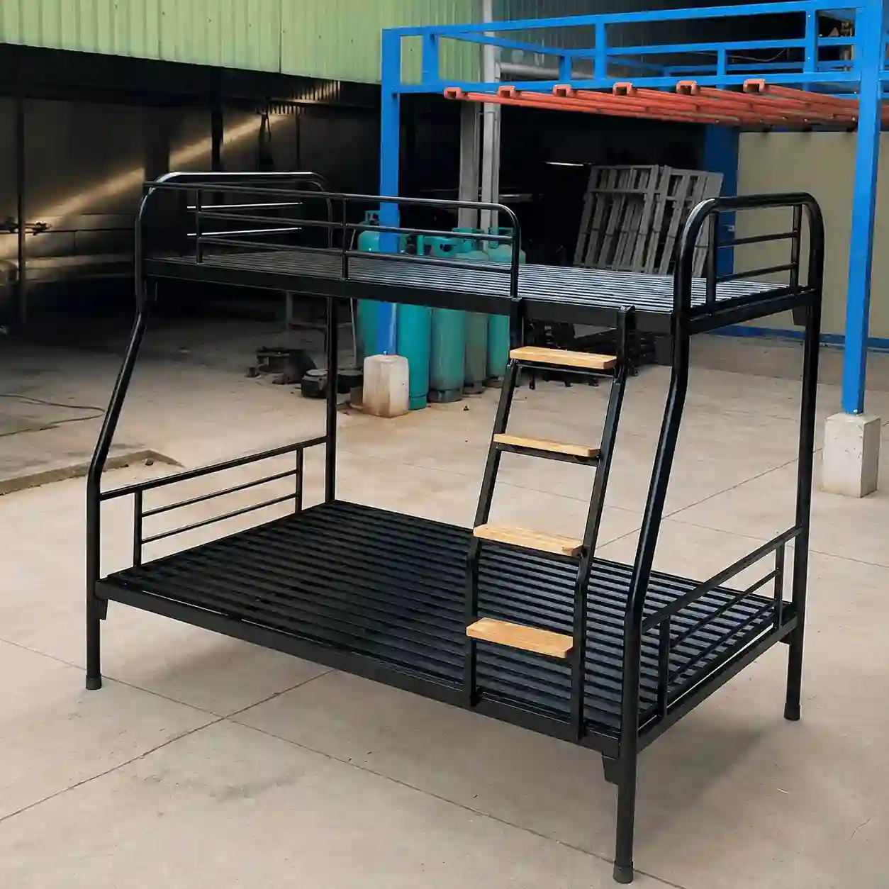 Ảnh thực tế Giường Sắt Lệch Tầng 1m2 Chân Ống Tròn Cao Cấp HN410