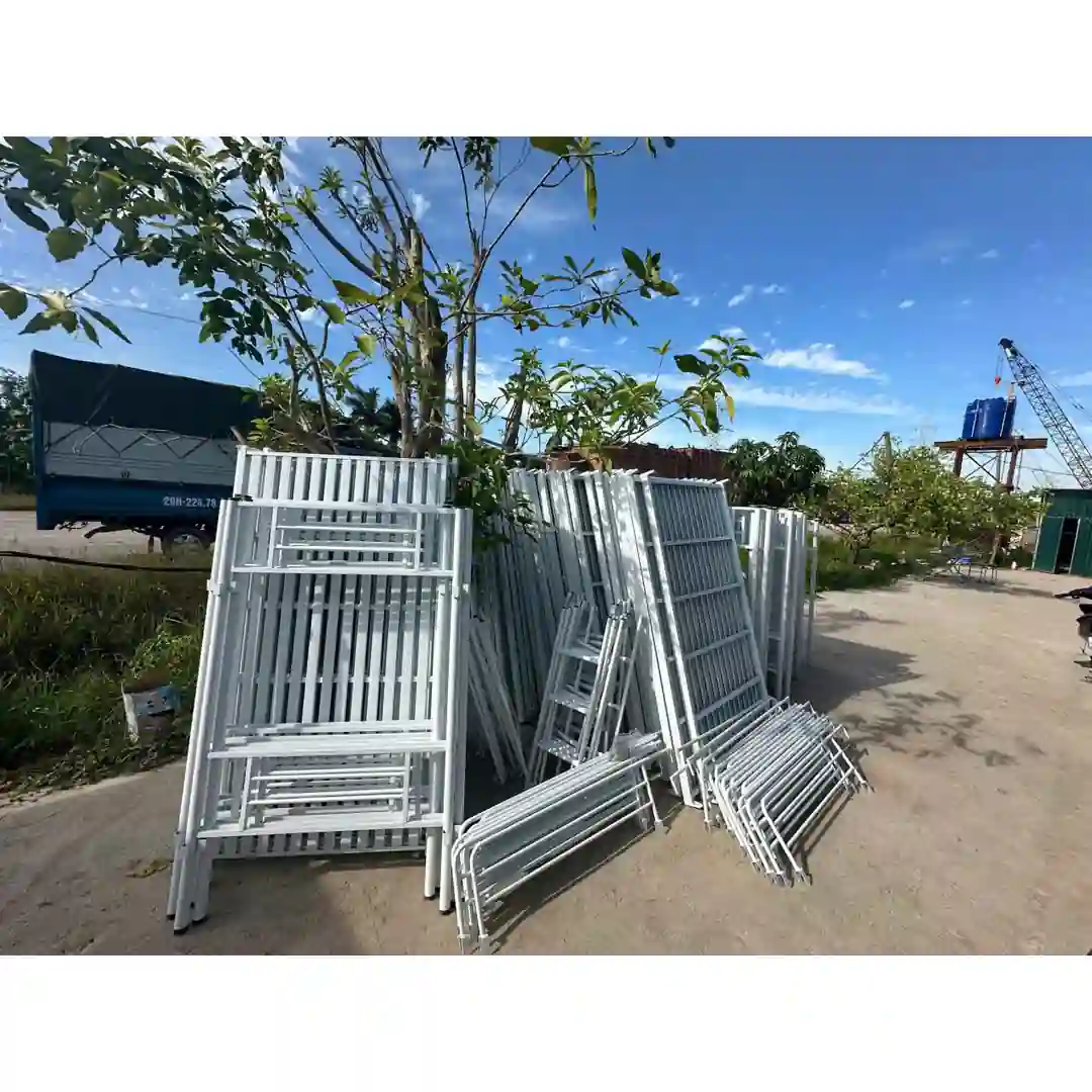 Khung giường tầng sắt được tập kết trước khi lắp đặt hoàn thiện
