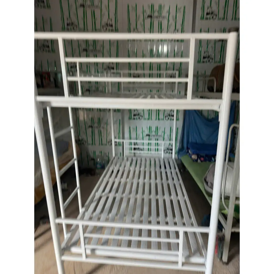 Lắp đặt giường tầng sắt màu trắng cho phòng ở tập thể