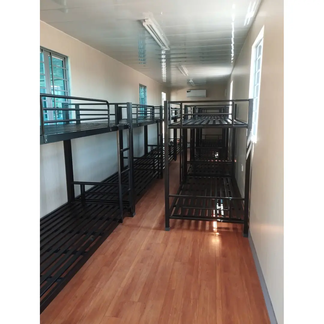 Dãy giường tầng sắt màu đen lắp đặt trong khu nhà ở công nhân